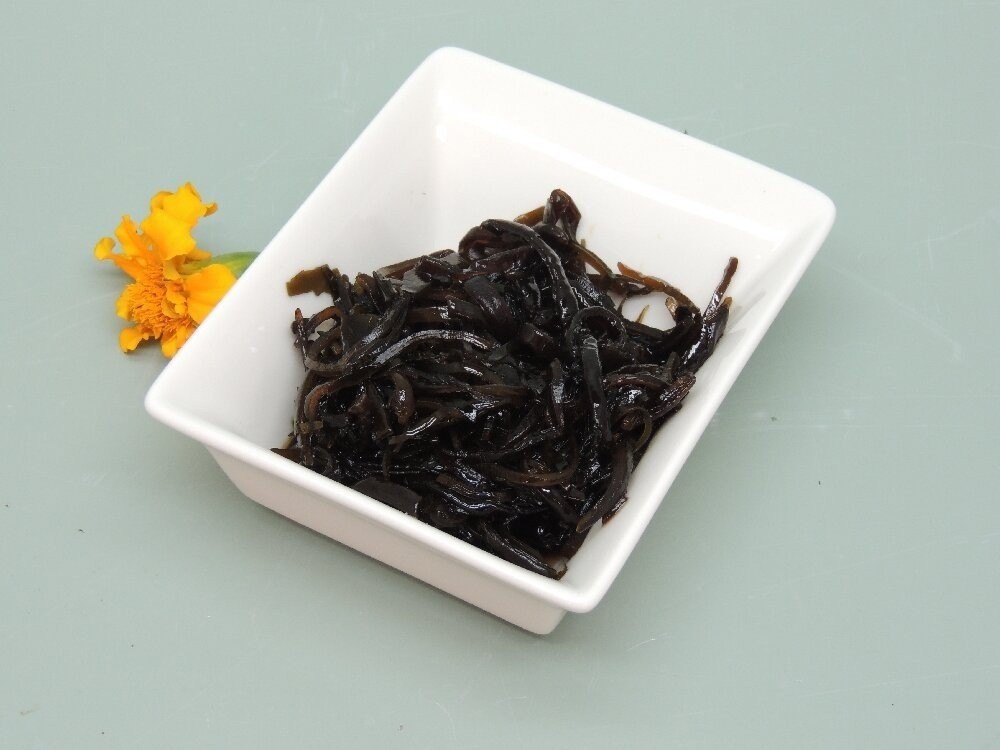 Seasoned seaweed salad with sesame seeds and chili garnish