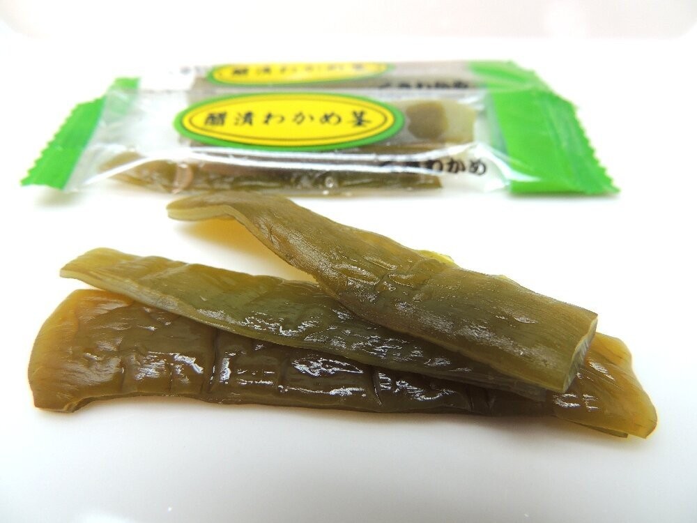 Frozen seaweed salad products stored under cold chain conditions